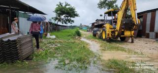 ทน.แม่สอด ลงพื้นที่แก้ไขปัญหาน้ำท่วมขัง รอการระบาย ถนนสายแม่สอด - แม่ตาว