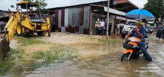 ทน.แม่สอด ลงพื้นที่แก้ไขปัญหาน้ำท่วมขัง รอการระบาย ถนนสายแม่สอด - แม่ตาว