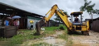 ทน.แม่สอด ลงพื้นที่แก้ไขปัญหาน้ำท่วมขัง รอการระบาย ถนนสายแม่สอด - แม่ตาว