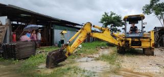 ทน.แม่สอด ลงพื้นที่แก้ไขปัญหาน้ำท่วมขัง รอการระบาย ถนนสายแม่สอด - แม่ตาว