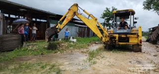 ทน.แม่สอด ลงพื้นที่แก้ไขปัญหาน้ำท่วมขัง รอการระบาย ถนนสายแม่สอด - แม่ตาว