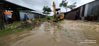 ทน.แม่สอด ลงพื้นที่แก้ไขปัญหาน้ำท่วมขัง รอการระบาย ถนนสายแม่สอด - แม่ตาว