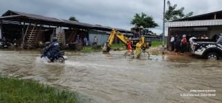 ทน.แม่สอด ลงพื้นที่แก้ไขปัญหาน้ำท่วมขัง รอการระบาย ถนนสายแม่สอด - แม่ตาว