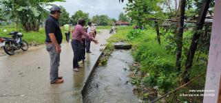 ทน.แม่สอด ลงพื้นที่แก้ไขปัญหาน้ำท่วมขัง รอการระบาย ถนนสายแม่สอด - แม่ตาว
