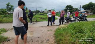 ทน.แม่สอด ลงพื้นที่แก้ไขปัญหาน้ำท่วมขัง รอการระบาย ถนนสายแม่สอด - แม่ตาว