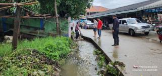 ทน.แม่สอด ลงพื้นที่แก้ไขปัญหาน้ำท่วมขัง รอการระบาย ถนนสายแม่สอด - แม่ตาว