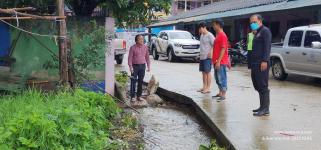 ทน.แม่สอด ลงพื้นที่แก้ไขปัญหาน้ำท่วมขัง รอการระบาย ถนนสายแม่สอด - แม่ตาว