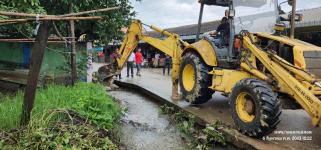 ทน.แม่สอด ลงพื้นที่แก้ไขปัญหาน้ำท่วมขัง รอการระบาย ถนนสายแม่สอด - แม่ตาว