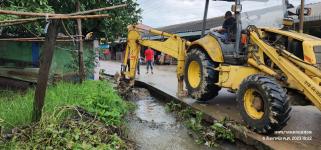 ทน.แม่สอด ลงพื้นที่แก้ไขปัญหาน้ำท่วมขัง รอการระบาย ถนนสายแม่สอด - แม่ตาว