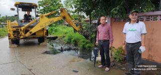 ทน.แม่สอด ลงพื้นที่แก้ไขปัญหาน้ำท่วมขัง รอการระบาย ถนนสายแม่สอด - แม่ตาว