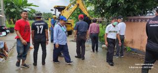 ทน.แม่สอด ลงพื้นที่แก้ไขปัญหาน้ำท่วมขัง รอการระบาย ถนนสายแม่สอด - แม่ตาว