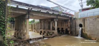 ทน.แม่สอด ลงพื้นที่สำรวจและติดตามปริมาณน้ำสะพานที่ว่าการชุมชนร่วมแรง 
