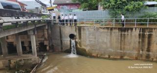 ทน.แม่สอด ลงพื้นที่สำรวจและติดตามปริมาณน้ำสะพานที่ว่าการชุมชนร่วมแรง 