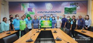ทน.แม่สอด มอบเงินช่วยเหลือนางสุภัค กันจะนะ กรณีเหตุเพลิงไหม้บ้าน 