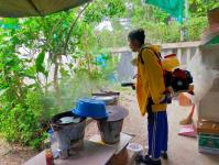 ทน.แม่สอด ลงพื้นที่ดำเนินการพ่นสารเคมีกำจัดยุง ในเขตเทศบาลนครแม่สอด