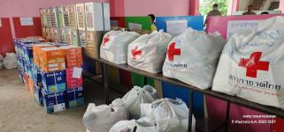 ทน.แม่สอด รับมอบวัสดุอุปกรณ์สื่อการเรียนฯ จากผู้ว่าฯ ตาก พร้อมคณะเหล่ากาชาด จ.ตาก