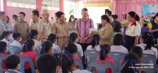 ทน.แม่สอด รับมอบวัสดุอุปกรณ์สื่อการเรียนฯ จากผู้ว่าฯ ตาก พร้อมคณะเหล่ากาชาด จ.ตาก