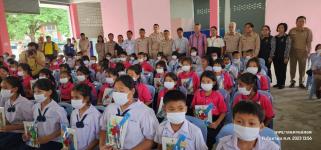 ทน.แม่สอด รับมอบวัสดุอุปกรณ์สื่อการเรียนฯ จากผู้ว่าฯ ตาก พร้อมคณะเหล่ากาชาด จ.ตาก