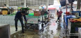 ทน.แม่สอด ดำเนินการฉีดล้างทำความสะอาดตลาดสดบ้านเหนือ