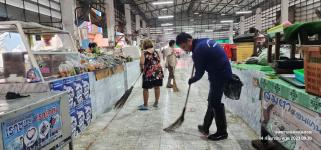 ทน.แม่สอด ดำเนินการฉีดล้างทำความสะอาดตลาดสดบ้านเหนือ