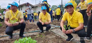 ทน.แม่สอด ร่วมกิจกรรมการขับเคลื่อนต่อยอด แนวทางน้อมนำแนวพระราชดำริฯ สู่ปฏิบัติการปลูกผักสวนครัว เพื่อสร้างความมั่นคงทางด้านอาหาร ประจำปี 2566