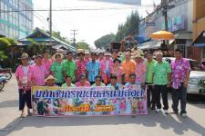 ประชาชนนับหมื่นคน ร่วมขบวนแห่สงกรานต์ “นครแม่สอด” วัดสุดท้ายคึกคัก 