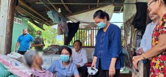 ทน.แม่สอด ลงพื้นที่มอบสิ่งของอุปโภคบริโภคให้แก่ผู้สูงอายุและผู้ป่วยติดเตียง ชุมชนบ้านเหนือสามัคคีและชุมชนบ้านทุ่ง