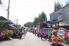 ประชาชนนับหมื่นคน ร่วมขบวนแห่สงกรานต์ “นครแม่สอด” วัดสุดท้ายคึกคัก 