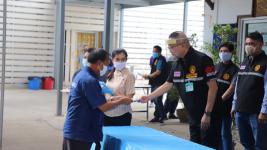 ทน.แม่สอดมอบเงินช่วยเหลือผู้ประสบสภาวะยากลำบากจากสถานการณ์โควิด-19 วันสุดท้าย