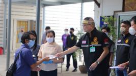 ทน.แม่สอดมอบเงินช่วยเหลือผู้ประสบสภาวะยากลำบากจากสถานการณ์โควิด-19 วันสุดท้าย