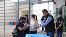 ทน.แม่สอดมอบเงินช่วยเหลือผู้ประสบสภาวะยากลำบากจากสถานการณ์โควิด-19 วันสุดท้าย