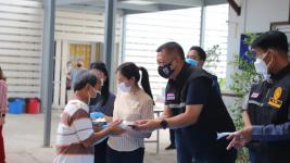 ทน.แม่สอดมอบเงินช่วยเหลือผู้ประสบสภาวะยากลำบากจากสถานการณ์โควิด-19 วันสุดท้าย