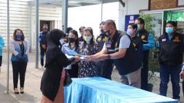 ทน.แม่สอดมอบเงินช่วยเหลือผู้ประสบสภาวะยากลำบากจากสถานการณ์โควิด-19 วันที่ 3