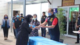 ทน.แม่สอดมอบเงินช่วยเหลือผู้ประสบสภาวะยากลำบากจากสถานการณ์โควิด-19 วันที่ 3