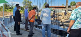 ทน.แม่สอด ลงพื้นที่ติดตามความคืบหน้างานก่อสร้างรางระบายน้ำ ถนนสายแม่สอด – แม่ตาว 