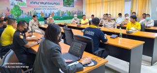 ทน.แม่สอด จัดประชุม ผู้บริหาร งานป้องกันฯ และผู้รับจ้าง  กรณีขุดวางท่อระบายน้ำ ถนนอินทรคีรี บริเวณหน้าแขวงทางหลวง