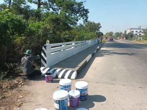 ทน.แม่สอด ลงพื้นที่ดำเนินการปรับภูมิทัศน์ และทาสีสะพานชุมชนในเขตเทศบาลแม่สอด