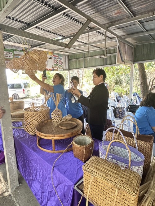 ทน.แม่สอด ร่วมกิจกรรมของกลุ่มผู้สูงอายุเทศบาลนครแม่สอดและศึกษาดูงาน วิสาหกิจชุมชน จักสาน สิ่งประดิษฐ์จากไม้ไผ่ ณ บ้านเพชรชมพู ตำบลนาโบสถ์ อำเภอวังเจ้า จังหวัดตาก