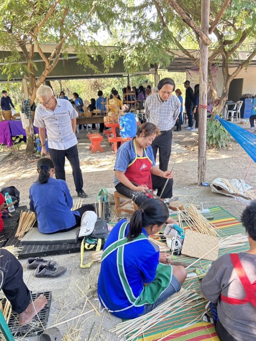 ทน.แม่สอด ร่วมกิจกรรมของกลุ่มผู้สูงอายุเทศบาลนครแม่สอดและศึกษาดูงาน วิสาหกิจชุมชน จักสาน สิ่งประดิษฐ์จากไม้ไผ่ ณ บ้านเพชรชมพู ตำบลนาโบสถ์ อำเภอวังเจ้า จังหวัดตาก