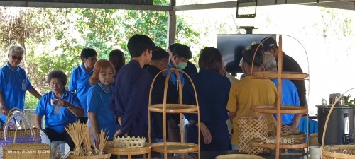 ทน.แม่สอด ร่วมกิจกรรมของกลุ่มผู้สูงอายุเทศบาลนครแม่สอดและศึกษาดูงาน วิสาหกิจชุมชน จักสาน สิ่งประดิษฐ์จากไม้ไผ่ ณ บ้านเพชรชมพู ตำบลนาโบสถ์ อำเภอวังเจ้า จังหวัดตาก