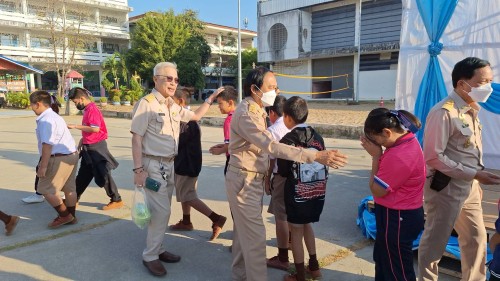 ทน.แม่สอด พบปะนักเรียนและร่วมกิจกรรมหน้าเสาธง ณ โรงเรียนเทศบาลวัดดอนแก้ว