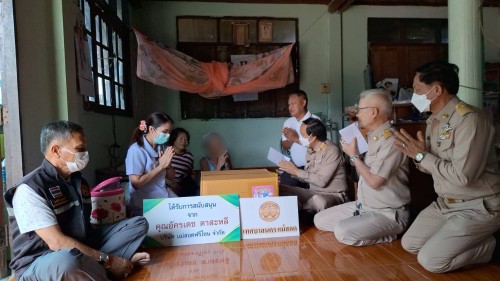 ทน.แม่สอด ลงพื้นที่มอบสิ่งของอุปโภคบริโภคให้แก่ผู้สูงอายุ และผู้ป่วยติดเตียง ชุมชนบ้านเหนือสามัคคี