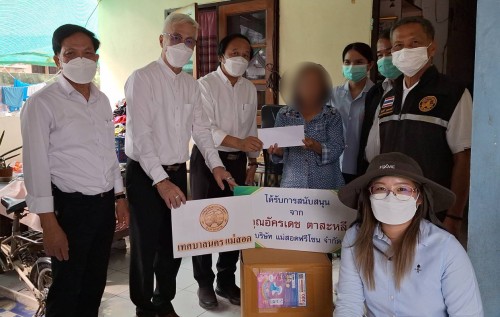 ทน.แม่สอด ลงพื้นที่มอบสิ่งของอุปโภคบริโภคให้แก่ผู้สูงอายุ และผู้ป่วยติดเตียง ชุมชนอิสลาม