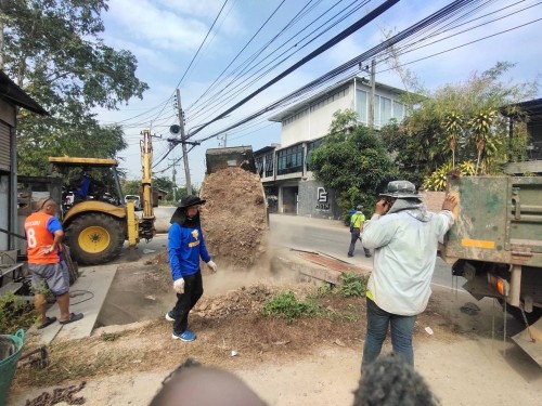 ทน.แม่สอด ลงพื้นที่ติดตามความคืบหน้างานก่อสร้างวางท่อระบายน้ำ บริเวณถนนสมัครสรรพการ 