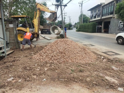 ทน.แม่สอด ลงพื้นที่ติดตามความคืบหน้างานก่อสร้างวางท่อระบายน้ำ บริเวณถนนสมัครสรรพการ 