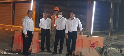 ทน.แม่สอด ลงพื้นที่ติดตามความคืบหน้าโครงการก่อสร้างระบบจำหน่ายไฟฟ้าเป็นเคเบิลใต้ดิน บริเวณถนนประสาทวิถี