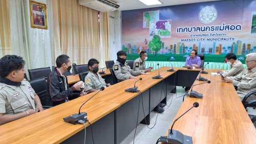 ทน.แม่สอด จัดประชุมเตรียมความพร้อมการปฏิบัติหน้าที่ออกตรวจรักษาความปลอดภัยในโรงเรียน เขตเทศบาลนครแม่สอด 