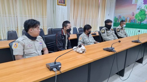 ทน.แม่สอด จัดประชุมเตรียมความพร้อมการปฏิบัติหน้าที่ออกตรวจรักษาความปลอดภัยในโรงเรียน เขตเทศบาลนครแม่สอด 
