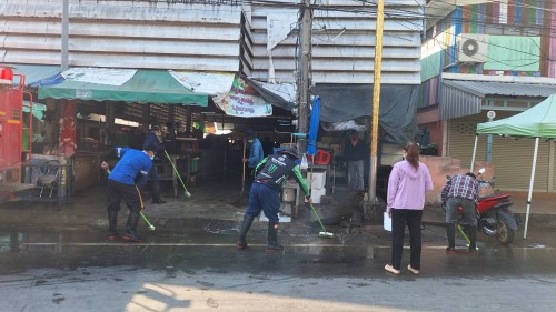ทน.แม่สอด ลงพื้นที่ดำเนินการฉีดล้างทำความสะอาด ตลาดในเขตเทศบาลนครแม่สอด