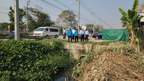 ทน.แม่สอด ร่วมกับกรมโยธาฯ และประชาชนลงพื้นที่สำรวจแนวก่อสร้างคลองระบายน้ำสายที่ 1